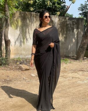 Divya Ganesh Instagram - 🖤

#divyaganesh