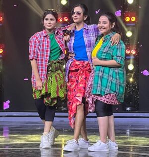 Divya Ganesh Instagram - We definitely enjoyed dancing for y’all! But created hell lot of memories and some super crazy stories while practising for this performance! 
I mean super crazy🤫🤭 
@divya_ganesh_official @tamil_rithika right?😝