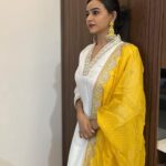 Divya Ganesh Instagram - 💛 #divyaganesh