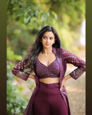 Divya Ganesh Instagram - “The right person will not only look for you but also look after you”.

@kiarainchennai 
@agnes110125_official 

#divyaganesh
