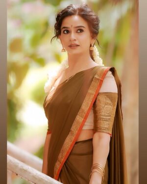Divya Ganesh Instagram - Scent of summer 🌸

@ivalinmabia 
@camerasenthil 
@makeover_by_miga 
@pavithra_hairstylist 
@rrajeshananda 

#divyaganesh