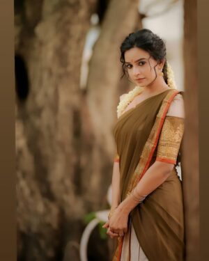Divya Ganesh Instagram - Scent of summer 🌸

@ivalinmabia 
@camerasenthil 
@makeover_by_miga 
@pavithra_hairstylist 
@rrajeshananda 

#divyaganesh