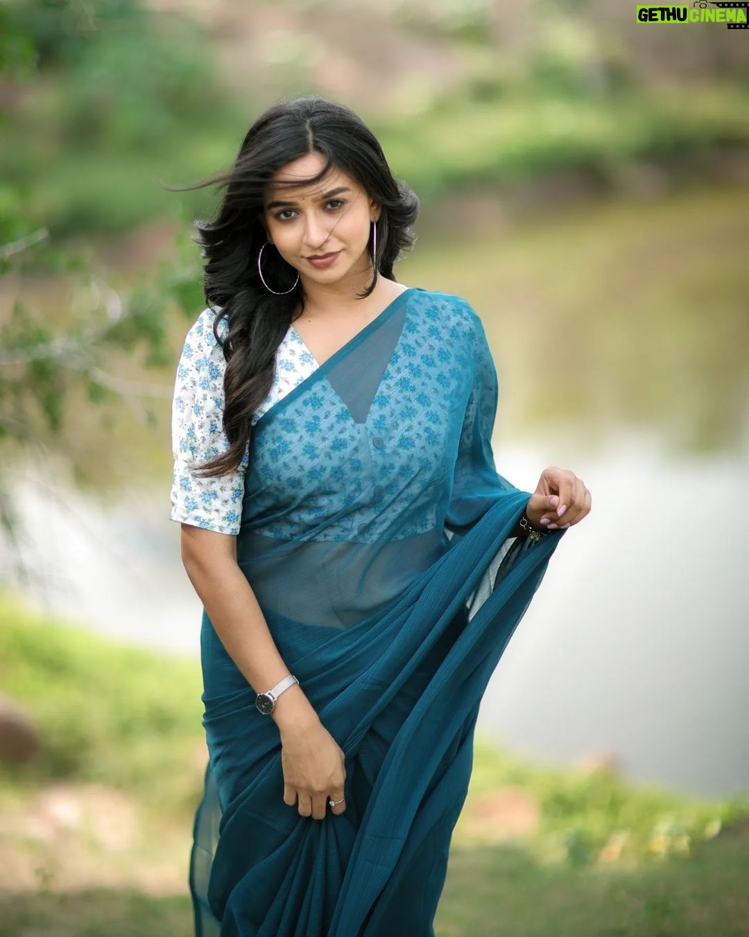 Divya Ganesh Instagram - @divya_ganesh_official . . . . . . . . . . . #dhanushphotography #divyaganesh #chennai #chennaiphotography #reelsinstagram #tamilreel #vijaytelevision #vijaystars #vijaytv #wedding #ecr #canonindia #traditional #india #dhanush #nayanthara #yaradineemohini #redsaree #saree Chennai, India