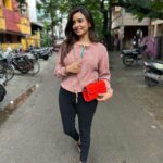 Divya Ganesh Instagram – Smart and chic handmade leather bag.
Perfect for a casual walk or even a to a party .
The right festive season bag 😊

#divyaganesh