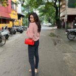 Divya Ganesh Instagram – Smart and chic handmade leather bag.
Perfect for a casual walk or even a to a party .
The right festive season bag 😊

#divyaganesh