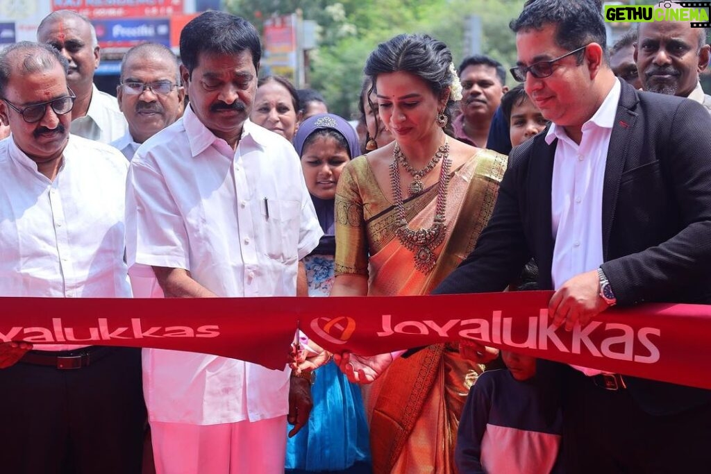 Divya Ganesh Instagram - Happy to be part of the inauguration ceremony of Joy Alukka's new showroom at Cuddalore in the presence of dignitaries. I wish you good luck for greater prosperity, success, and happiness♥️ @joyalukkas
