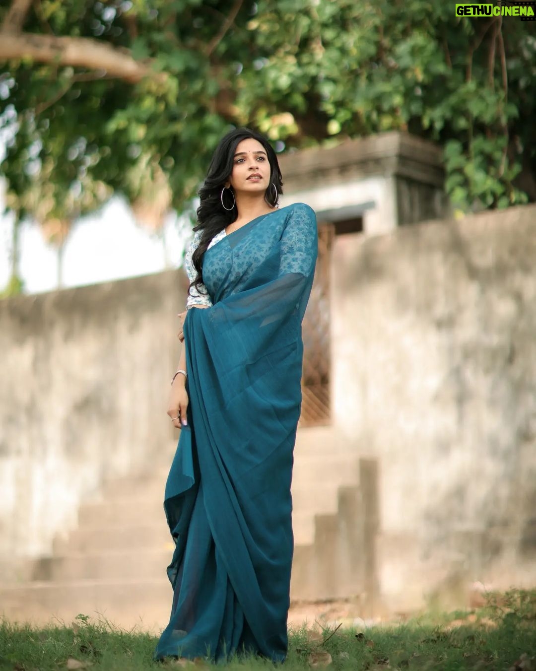 Divya Ganesh Instagram - @divya_ganesh_official . . . . . . . . . . . #dhanushphotography #divyaganesh #chennai #chennaiphotography #reelsinstagram #tamilreel #vijaytelevision #vijaystars #vijaytv #wedding #ecr #canonindia #traditional #india #dhanush #nayanthara #yaradineemohini #redsaree #saree Chennai, India