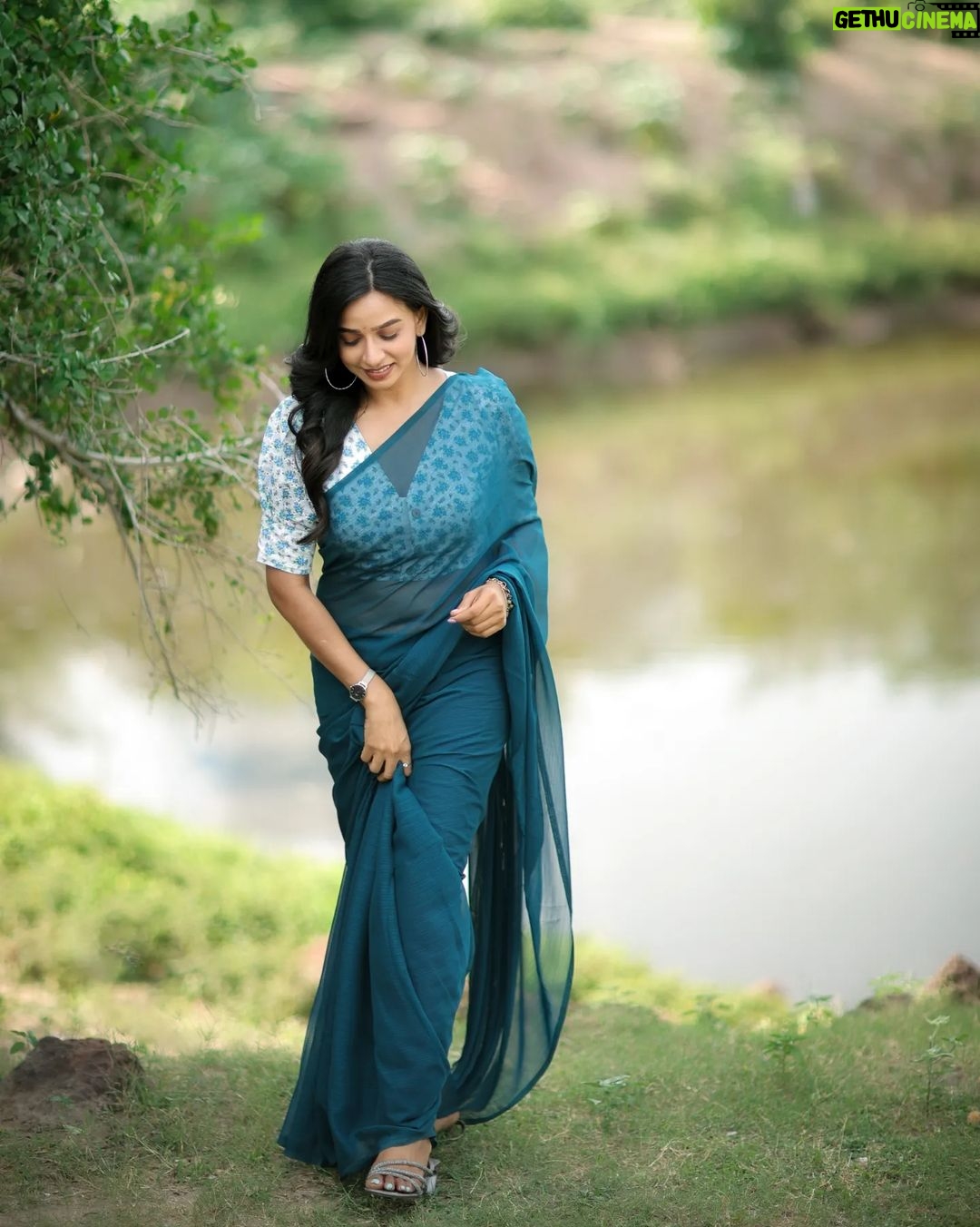 Divya Ganesh Instagram - @divya_ganesh_official . . . . . . . . . . . #dhanushphotography #divyaganesh #chennai #chennaiphotography #reelsinstagram #tamilreel #vijaytelevision #vijaystars #vijaytv #wedding #ecr #canonindia #traditional #india #dhanush #nayanthara #yaradineemohini #redsaree #saree Chennai, India