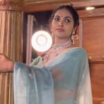 Divya Vadthya Instagram - Gundey ke gaayam chesey BTS ❤️😂 💎 @emmadi_silver_jewellery #divi #divinunchi #divivadthya #anand #bts #blue #saree #smile #jewelry #memories