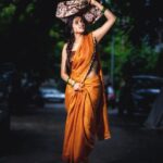 Divya Vadthya Instagram - Ninnu gurthu cheskunna prathi saari varsham laa kurustunnav … Nuvveppudu edurawthavoiii 😉 #divi #divivadthya #divinunchi #varsham 📸 @sandeepgudalaphotography Wearing 👗 @omsai_pattusarees Styled by @preethi_potlapally 💎 @emmadi_silver_jewellery