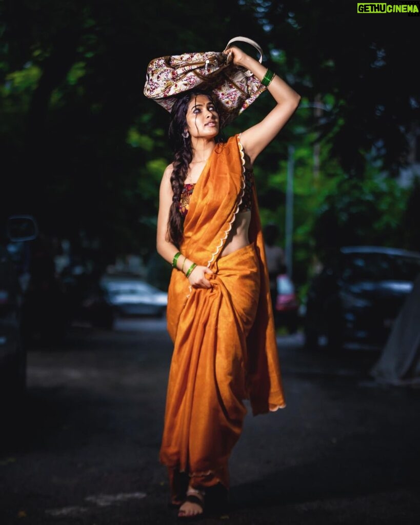 Divya Vadthya Instagram - Ninnu gurthu cheskunna prathi saari varsham laa kurustunnav … Nuvveppudu edurawthavoiii 😉 #divi #divivadthya #divinunchi #varsham 📸 @sandeepgudalaphotography Wearing 👗 @omsai_pattusarees Styled by @preethi_potlapally 💎 @emmadi_silver_jewellery