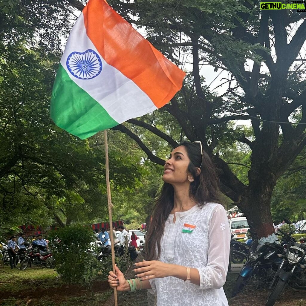 Divya Vadthya Instagram - Happy Independence day 🇮🇳 Jai hind 🫡 #independenceday #77thindependanceday🇮🇳🇮🇳❤️ #divi #divivadthya #divinunchi