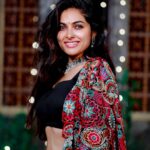 Divya Vadthya Instagram - Chandamaaamaaa 🌝 nuvvosthavani aaaksanni vantiki poosukuni eduruchustunna 🖤 #divi #divivadthya #divinunchi #divimaatalu 👗 @suchysdesignerstudio
