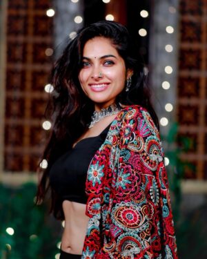 Divya Vadthya Instagram - Chandamaaamaaa 🌝 
nuvvosthavani aaaksanni vantiki poosukuni eduruchustunna 🖤

#divi #divivadthya #divinunchi #divimaatalu 
👗 @suchysdesignerstudio