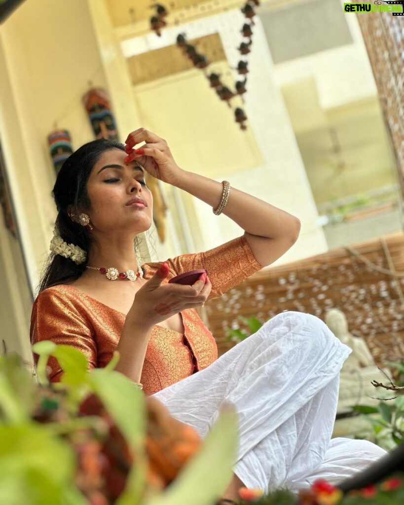 Divya Vadthya Instagram - నీ రాక కోసం నేను నా పారాణి ఎదురు చూస్తున్నాము ❤️ 📸 @naga.nandini.puli 💎 @elite_the_jewellery #divi #divivadthya #divinunchi