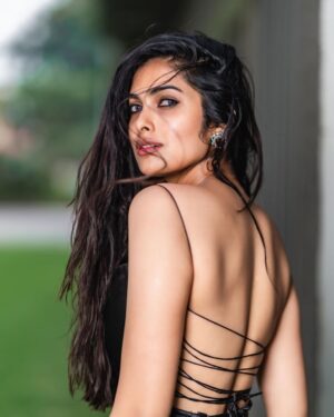 Divya Vadthya Instagram - Untie my knots 🖤

My hair is all tangled 😉

📸 @sravanphotographyofficial 
👗 @sri.kri.ra 
💎 @emmadi_silver_jewellery