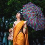 Divya Vadthya Instagram - Ninnu gurthu cheskunna prathi saari varsham laa kurustunnav … Nuvveppudu edurawthavoiii 😉 #divi #divivadthya #divinunchi #varsham 📸 @sandeepgudalaphotography Wearing 👗 @omsai_pattusarees Styled by @preethi_potlapally 💎 @emmadi_silver_jewellery