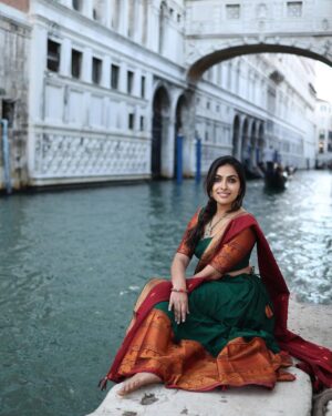 Divya Vadthya Instagram - Neekosam cheera kattukuni roadlu gallilu vethikeskuntuntey … 
 Ekkadunnavv raa baabu ? 👀🔎

Tq beautiful for capturing me @vicky_photo.it ❤️
Love my half saree @srikrishnasilk 🥰

#goodmorning #venice #telugu #traditional #divi #divivadthya #divinunchi