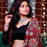 Divya Vadthya Instagram - Chandamaaamaaa 🌝 nuvvosthavani aaaksanni vantiki poosukuni eduruchustunna 🖤 #divi #divivadthya #divinunchi #divimaatalu 👗 @suchysdesignerstudio