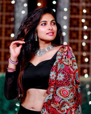 Divya Vadthya Instagram - Chandamaaamaaa 🌝 
nuvvosthavani aaaksanni vantiki poosukuni eduruchustunna 🖤

#divi #divivadthya #divinunchi #divimaatalu 
👗 @suchysdesignerstudio