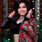 Divya Vadthya Instagram - Chandamaaamaaa 🌝 nuvvosthavani aaaksanni vantiki poosukuni eduruchustunna 🖤 #divi #divivadthya #divinunchi #divimaatalu 👗 @suchysdesignerstudio