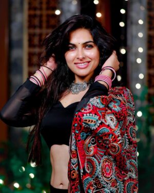 Divya Vadthya Instagram - Chandamaaamaaa 🌝 
nuvvosthavani aaaksanni vantiki poosukuni eduruchustunna 🖤

#divi #divivadthya #divinunchi #divimaatalu 
👗 @suchysdesignerstudio