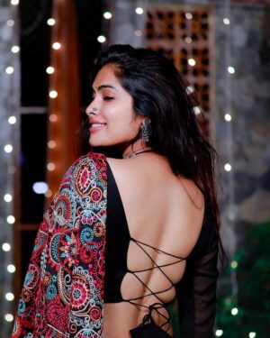 Divya Vadthya Instagram - Chandamaaamaaa 🌝 
nuvvosthavani aaaksanni vantiki poosukuni eduruchustunna 🖤

#divi #divivadthya #divinunchi #divimaatalu 
👗 @suchysdesignerstudio