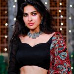 Divya Vadthya Instagram - Chandamaaamaaa 🌝 nuvvosthavani aaaksanni vantiki poosukuni eduruchustunna 🖤 #divi #divivadthya #divinunchi #divimaatalu 👗 @suchysdesignerstudio