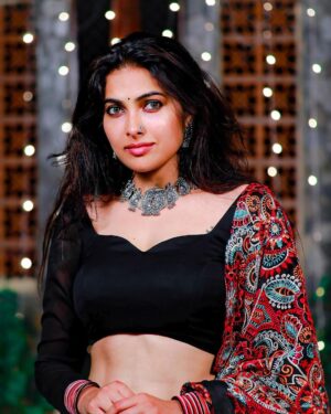 Divya Vadthya Instagram - Chandamaaamaaa 🌝 
nuvvosthavani aaaksanni vantiki poosukuni eduruchustunna 🖤

#divi #divivadthya #divinunchi #divimaatalu 
👗 @suchysdesignerstudio