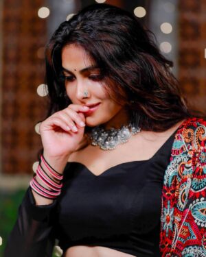 Divya Vadthya Instagram - Chandamaaamaaa 🌝 
nuvvosthavani aaaksanni vantiki poosukuni eduruchustunna 🖤

#divi #divivadthya #divinunchi #divimaatalu 
👗 @suchysdesignerstudio