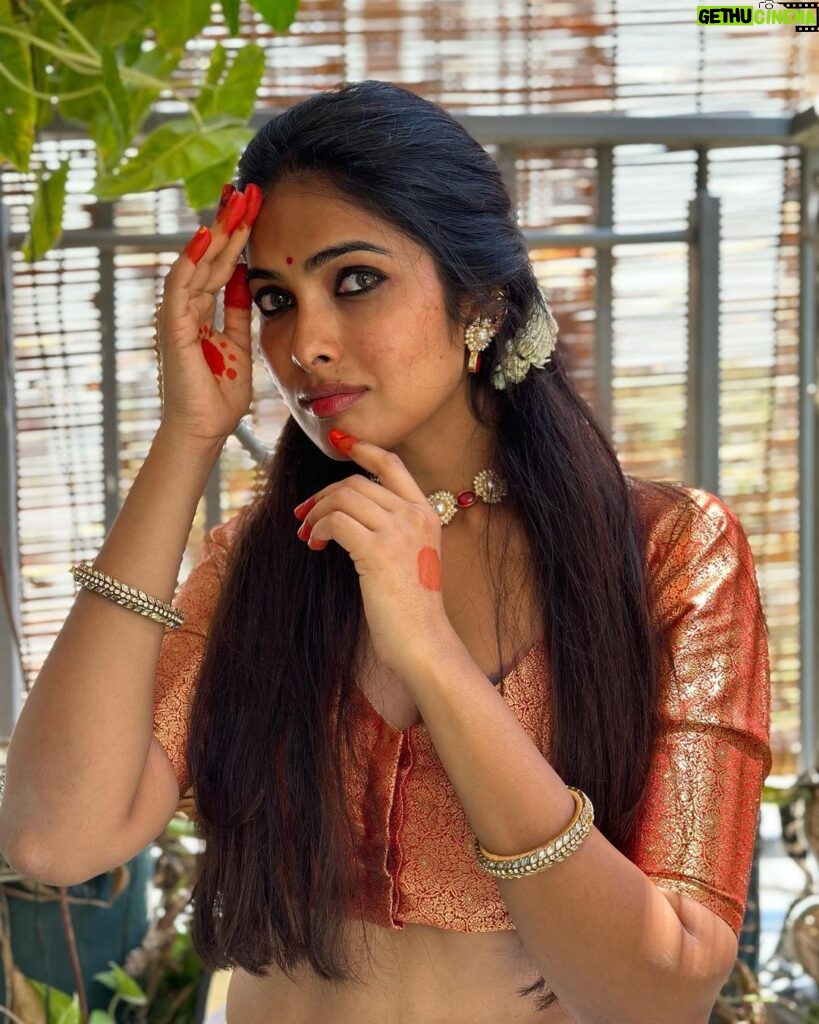 Divya Vadthya Instagram - నీ రాక కోసం నేను నా పారాణి ఎదురు చూస్తున్నాము ❤️ 📸 @naga.nandini.puli 💎 @elite_the_jewellery #divi #divivadthya #divinunchi