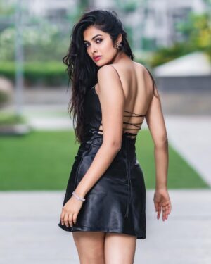 Divya Vadthya Instagram - Untie my knots 🖤

My hair is all tangled 😉

📸 @sravanphotographyofficial 
👗 @sri.kri.ra 
💎 @emmadi_silver_jewellery