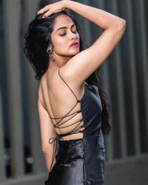 Divya Vadthya Instagram - Untie my knots 🖤

My hair is all tangled 😉

📸 @sravanphotographyofficial 
👗 @sri.kri.ra 
💎 @emmadi_silver_jewellery