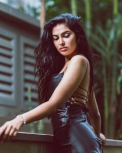 Divya Vadthya Instagram - Untie my knots 🖤 My hair is all tangled 😉 📸 @sravanphotographyofficial 👗 @sri.kri.ra 💎 @emmadi_silver_jewellery