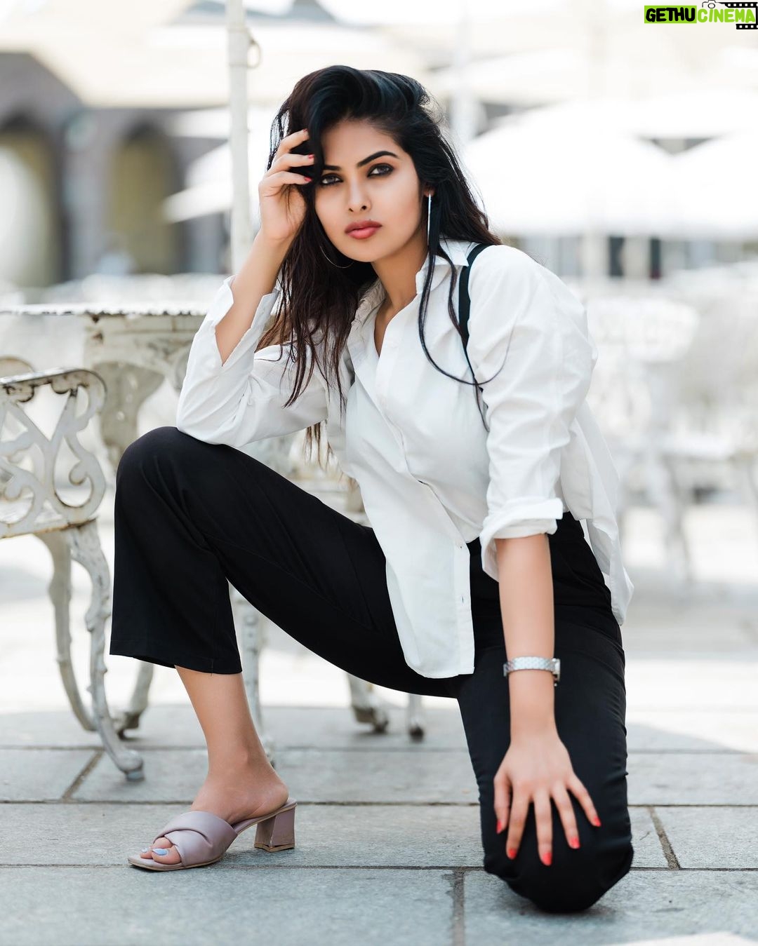 Divya Vadthya Instagram - Black and white š¤ Concept- @bymahi_ Designed/styling: @bymahi_ bymahi_ Ast by: @preethi_potlapally Photography: @abhijitram_photo Makeup - @kaala_spot_makeovers Hair - @alp_makeovers #divi #divivadthya