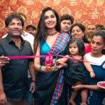 Divya Vadthya Instagram - Happy faces❤️ On the day of opening @barkaashyd Thankyou all the press team for capturing these beautiful images … so much love and respect to you all 🙏🏻 My love @moni.apte Love the jewellery @elite_the_jewellery ❤️ Saree @laharikrishn sooo beautifully done … love your work lahari 💋