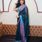 Divya Vadthya Instagram - Happy faces❤️ On the day of opening @barkaashyd Thankyou all the press team for capturing these beautiful images … so much love and respect to you all 🙏🏻 My love @moni.apte Love the jewellery @elite_the_jewellery ❤️ Saree @laharikrishn sooo beautifully done … love your work lahari 💋