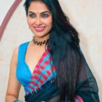 Divya Vadthya Instagram - Happy faces❤️ On the day of opening @barkaashyd Thankyou all the press team for capturing these beautiful images … so much love and respect to you all 🙏🏻 My love @moni.apte Love the jewellery @elite_the_jewellery ❤️ Saree @laharikrishn sooo beautifully done … love your work lahari 💋
