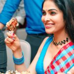 Divya Vadthya Instagram - Happy faces❤️ On the day of opening @barkaashyd Thankyou all the press team for capturing these beautiful images … so much love and respect to you all 🙏🏻 My love @moni.apte Love the jewellery @elite_the_jewellery ❤️ Saree @laharikrishn sooo beautifully done … love your work lahari 💋