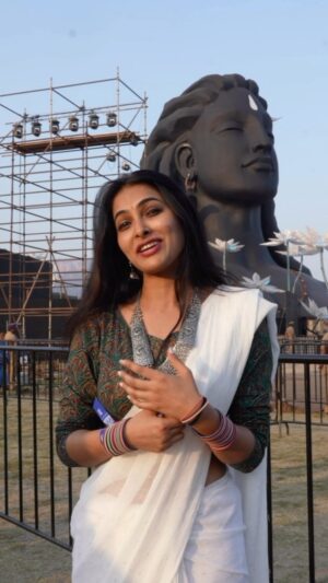 Divya Vadthya Instagram - Divi Vadthya @actordivi has fallen in love with Mahashivratri!
#ShivaShivaAllNight