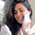 Divya Vadthya Instagram - Embrace the festive season with a luminous glow! ✨ GRWM for a Diwali celebration brunch. With the power of Santoor Royal Sandal, enriched with 100% real sandalwood I am glowing and ready for the day with lluminated skin of ultimate radiance ✨ #santoor #festiveglow #royalsandal