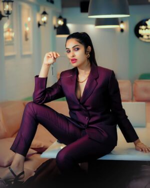 Divya Vadthya Instagram - BOSS LADY 

📸 @snaplica_official ❤️
Edited @krishgradients 
Styling @sahithivarma_official 😍
👗 @alankar_bespoke_tailors_1993 
jewelry : @varnanajewels 
Hair @avoca.india 🫣
Location @harleysfinebaking 🧁

#divi #divivadthya #divinunchi #bhuvidaka