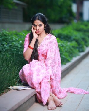 Divya Vadthya Instagram - Remembering “ The Silk” 🖤 

Always been a fan 

📸 @sravanphotographyofficial 😍
Styled by 👗@aayeshaa.mariam ❤️