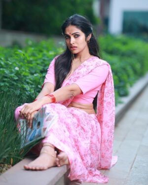 Divya Vadthya Instagram - Remembering “ The Silk” 🖤 

Always been a fan 

📸 @sravanphotographyofficial 😍
Styled by 👗@aayeshaa.mariam ❤️