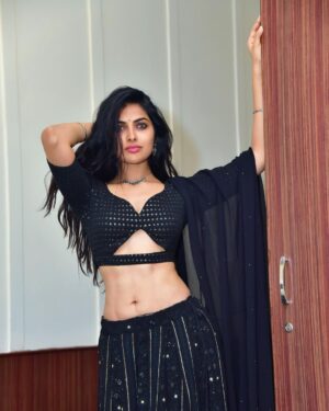 Divya Vadthya Instagram - Ee addalu entoo nannu neelo dachesiii, 
Neee nannu naaku choopistunnai 🖤

Styled by @devaras92 
👗@shilpacouture
@silvermile_silverjewellery