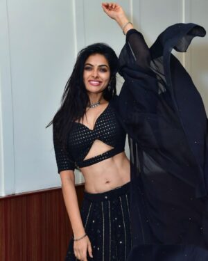 Divya Vadthya Instagram - Ee addalu entoo nannu neelo dachesiii, 
Neee nannu naaku choopistunnai 🖤

Styled by @devaras92 
👗@shilpacouture
@silvermile_silverjewellery
