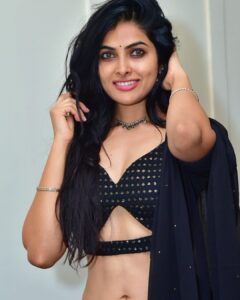 Divya Vadthya Instagram - Ee addalu entoo nannu neelo dachesiii, Neee nannu naaku choopistunnai 🖤 Styled by @devaras92 👗@shilpacouture @silvermile_silverjewellery