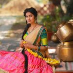 Divya Vadthya Instagram - Nee raaakakai eduru choostuuuu Poolu alluthuuu kurchunna Ninnu ah poolala apurupamga gunddello daachukunta , nannu neetho alankarinchukuntaa -nee nereekshanalooo నీ rahasya snehithuraalu సంక్రాంతి🔥 శుభాకాంక్షలు 👗 @bhargavikunam ❤️ love the look