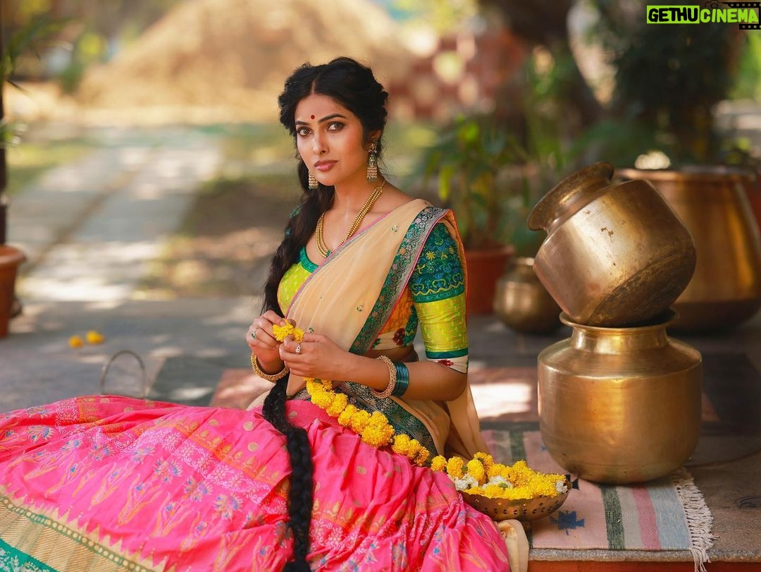 Divya Vadthya Instagram - Nee raaakakai eduru choostuuuu Poolu alluthuuu kurchunna Ninnu ah poolala apurupamga gunddello daachukunta , nannu neetho alankarinchukuntaa -nee nereekshanalooo నీ rahasya snehithuraalu సంక్రాంతి🔥 శుభాకాంక్షలు 👗 @bhargavikunam ❤️ love the look