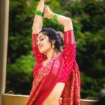 Divya Vadthya Instagram - Neekosam eduru choostu … Alisipoyi, Vallu viruchukuntunna vela ! 🙆🏻‍♀️ #divi #divivadthya #divinunchi #varsham 📸 @sandeepgudalaphotography Wearing 👗 @omsai_pattusarees Styled by @preethi_potlapally